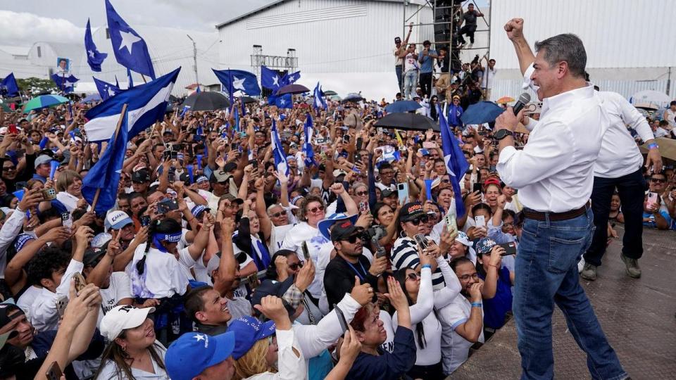 Honduras ekspræsident Juan Orlando Hernandez holdt søndag tale på et vælgermøde, efter at han var vendt tilbage til sit hjemland. Her roste han USA's præsident Trump, som Hernandez sidste år modtog en benådning fra.