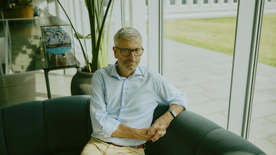 Niels Bruus, chef for sikkerhed og modstandsdygtighed i Mærsk, forsvarer koncernens indsats mod narkosmugling efter kritisk dokumentar.