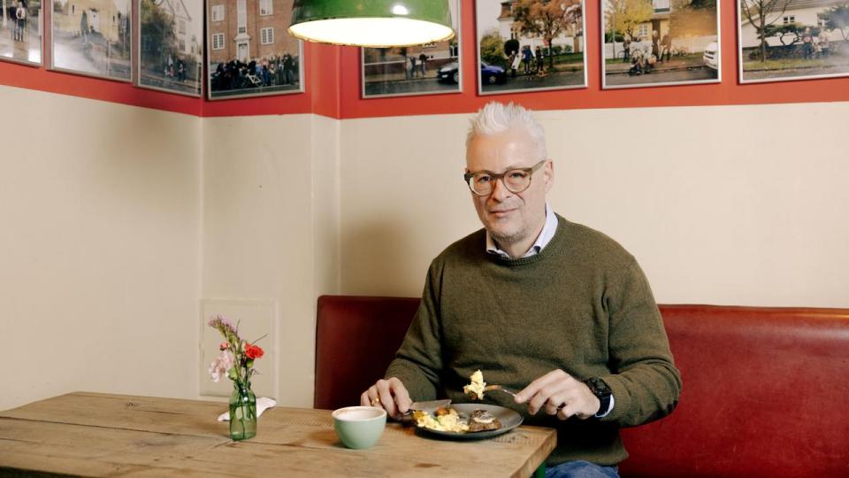 Rane Willerslev begynder tit sin dag på Ingolfs Kaffebar på Amager.