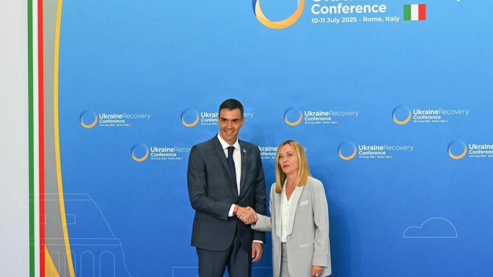 Italiens premierminister, Giorgia Meloni, hilser på den spanske premierminister, Pedro Sanchez, ved en konference i Rom 10. juli 2025. De to har meget forskellige syn på udlændingepolitik, og fredag har Italien sat Schengen-samarbejdet med Spanien. 