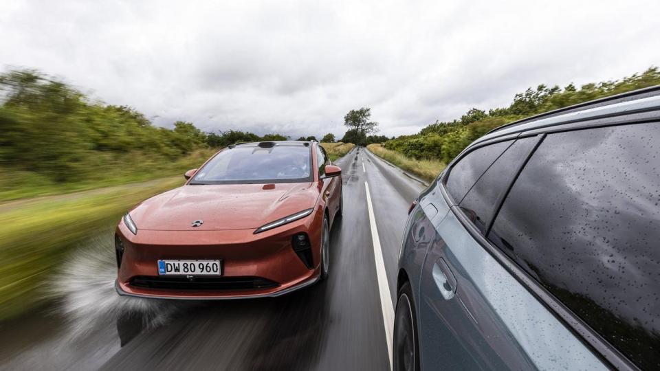 Det kinesiske elbilmærke Nio har haft udfordringer i Danmark, men er tilbage med stationcaren ET5 Touring (tv.). Den dyster her mod BMW i5 Touring.