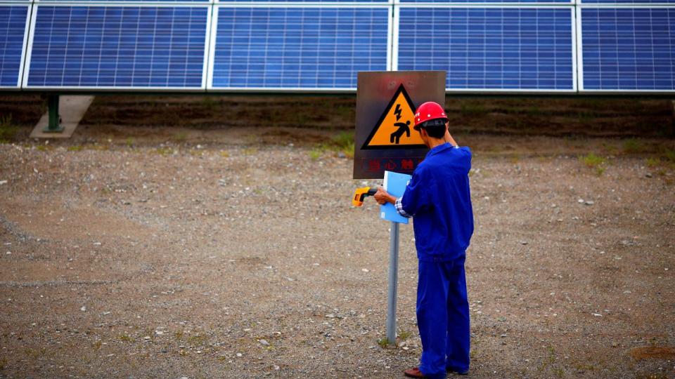 Omstillingen i Kina har haft stor betydning for udbredelsen af solceller de seneste år. Her inspiceres en solcellepark i kinesiske Dunhuang.