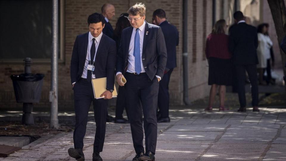 Her ses Forsvarsminister Troels Lund Poulsen (V) sammen med sin tidligere særlige rådgiver, Søren Olufsen, til EU-forsvarsministermøde i 2023.