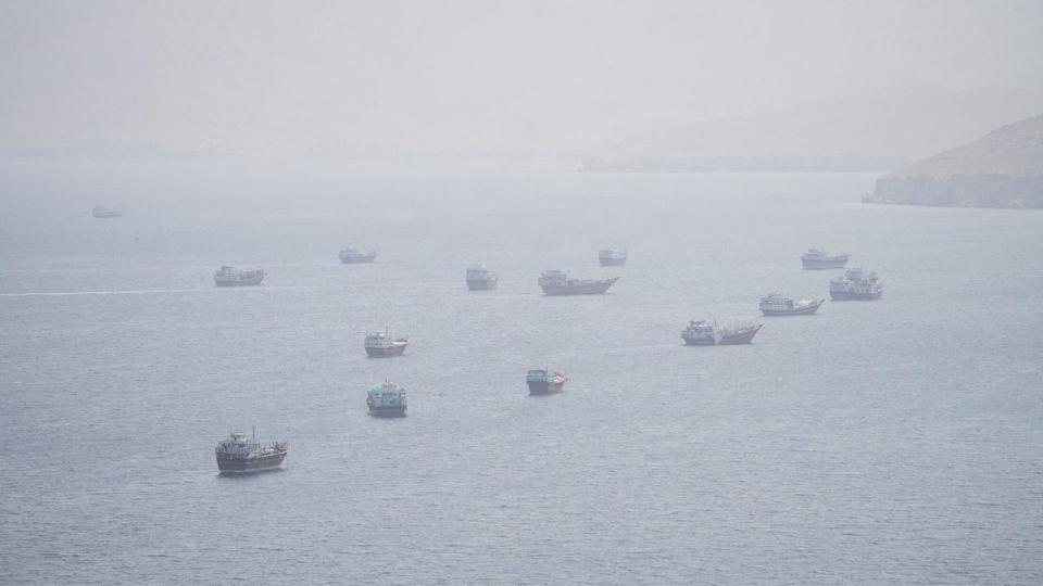 Skibe nær Hormuzstrædet set fra Musandam i Oman.