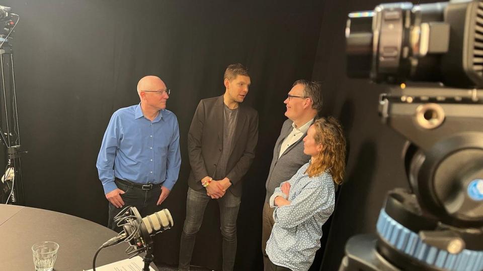 Danske aktier er ramt af ekstremt kortsigtede investorer, lyder det fra investeringschef Johnny Madsen (t.v.) og investeringsstrateg Lars Hytting (nr. 2 fra venstre), der sammen med chefstrateg Henrik Henriksen er med i denne uges udgave af podcasten “Børsen Investor” med vært Gro Høyer Thielst.   