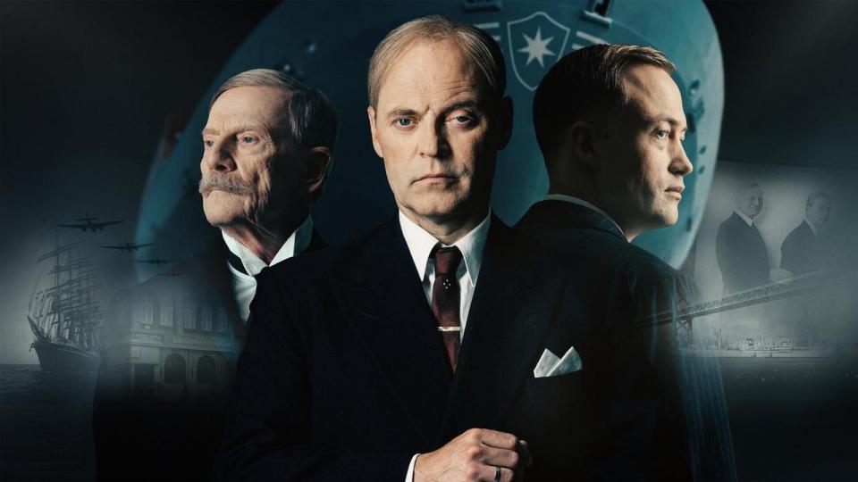 Dramadokumentaren “Dynastiet Mærsk” er DR’s fremragende underholdning og oplysning til alle erhvervsinteresserede. Her Jacob Lohmann som A.P. Møller (midten), Jesper Christensen som H.N. Andersen (venstre) og Oscar Giese som den unge Mærsk Mc-Kinney Møller (højre).
