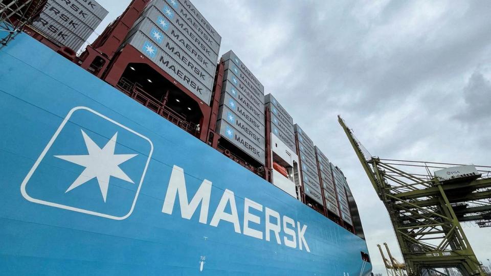 Konkurrerende rederier har opjusteret. Nu afventes det, om Mærsk følger trop.