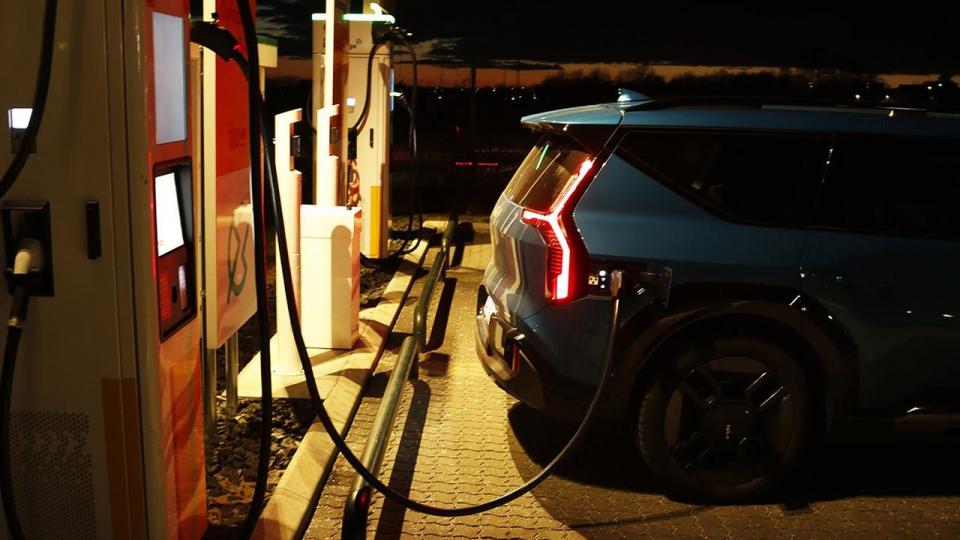 Batterier med såkaldt 800V-teknik som i denne Kia EV9 kan lades rasende hurtigt. Det er en fordel, hvis du ofte lader ude, men ligegyldigt, hvis du har adgang til en hjemmelader.
