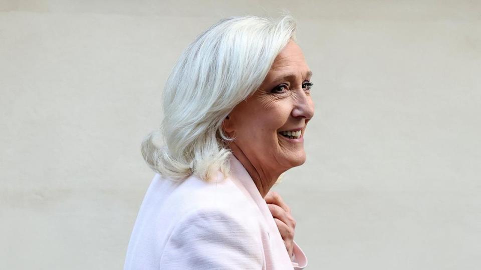 Marine Le Pen fra Rassemblement National er lige nu favorit til at efterfølge Emmanuel Macron som Frankrigs præsident. For at få landets økonomi på ret køl foreslår hun en voldsom nedskæring af det offentlige budget, som økonomer advarer om kan have recessionsfremkaldende virkninger.