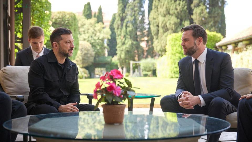 Ukraines præsident, Volodymyr Zelenskyj, t.v., mødtes med USA’s vicepræsident, J.D. Vance, i Rom sidste år.