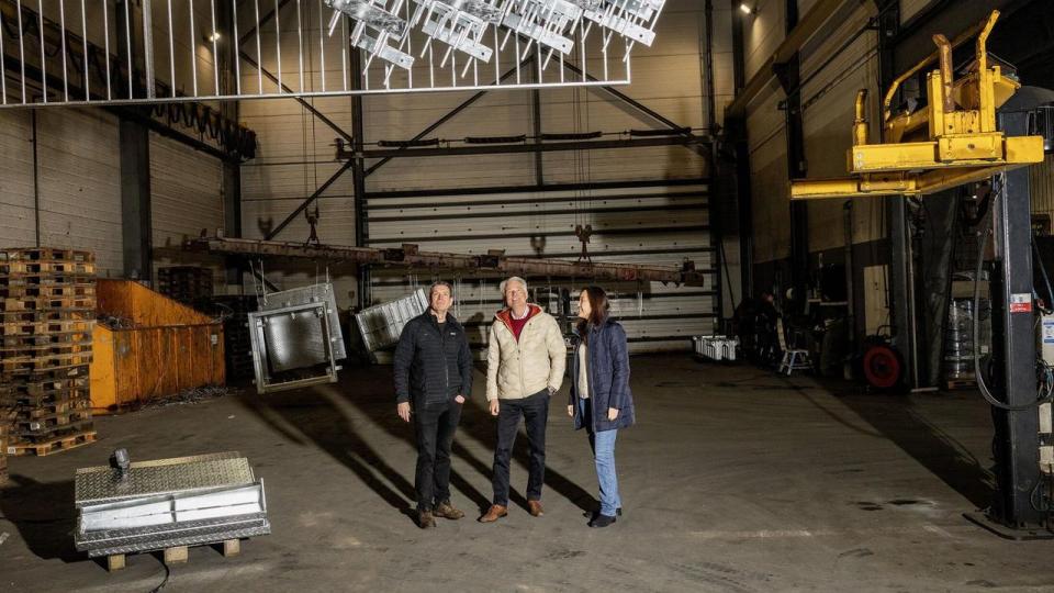 Zmart Netzero blev stiftet tilbage i 2023 af blandt andre adm. direktør Birger Baylund (i midten) og produkt- og salgsdirektør Jing Jing (til højre). Nu skal de hjælpe virksomheden DOT A/S og fabrikschef Poul-Erik Roed-Christensen (til venstre) med at reducere deres strømforbrug og CO2-udledninger.