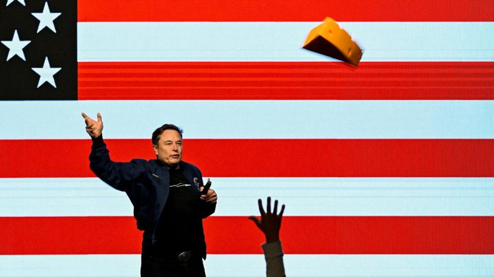 Elon Musk er kendt for mange ting, også for sin milliardstore støtte til Donald Trump og Republikanerne. Men først og fremmest er han kendt for at være verdens rigeste. Og en forventet ny børsnotering kan rykke ham op i en hidtil uset liga som billionær. Eller på engelsk trillionaire.