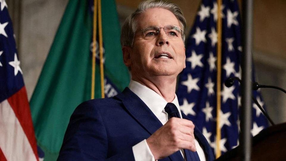Den amerikanske finansminister, Scott Bessent, truede mandag med udvidede sanktioner mod alle lande, der handler med Iran. Det gjorde han under et pressemøde i Washington D.C.
