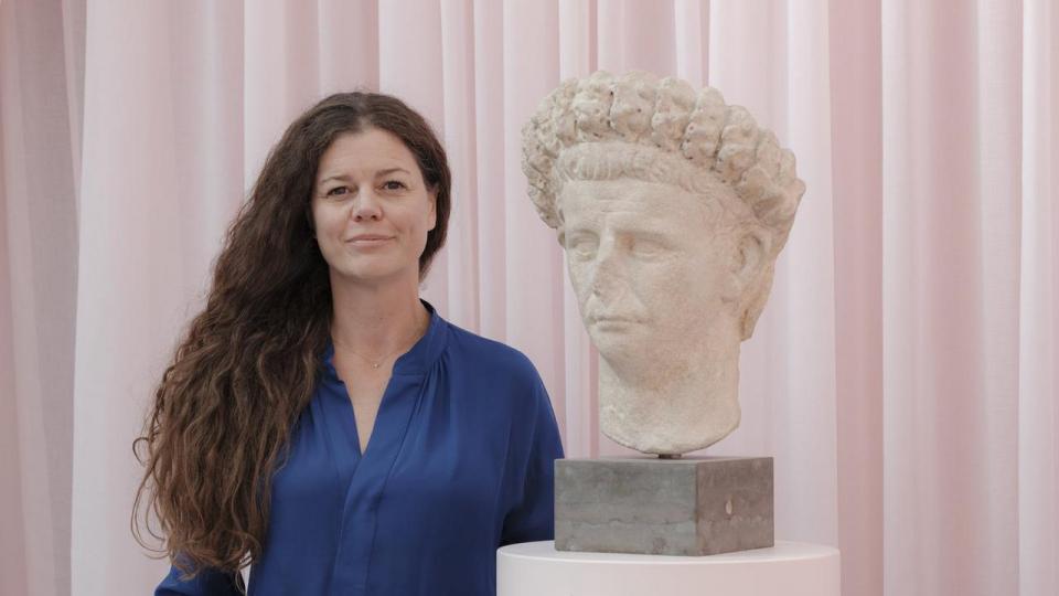 Seniorforsker Cecilie Brøns har sat sig midt mellem alle marmorstatuerne på Glyptoteket. De havde allesammen farver, da de i sin tid stod i Rom, og vidner om, at farveskalaen for mænd og kvinder var meget anderledes i antikken. Lyserød var f.eks. til kejsere.
