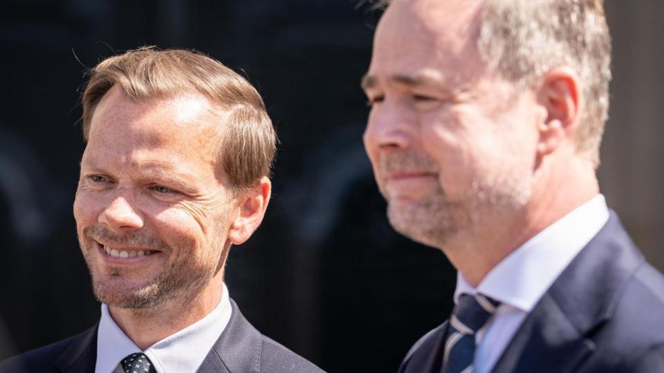 Peter Hummelgaard (S) og Nicolai Wammen (S) ankommer til kongerunde III på Amalienborg Slot i København, den 23. maj 2026. Nicolai Wammen overtog posten som justitsminister, og med posten fulgte blandt andet spørgsmål om pensionsmæglere fra Forbrugerombudsmanden.