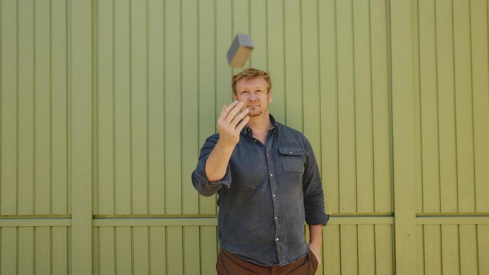 Lasse Boesen, tidligere landsholdsspiller i håndbold, har startet virksomheden Retextil, hvor man genanvender tekstiler til byggematerialer som planker, brædder og hegnspæle.