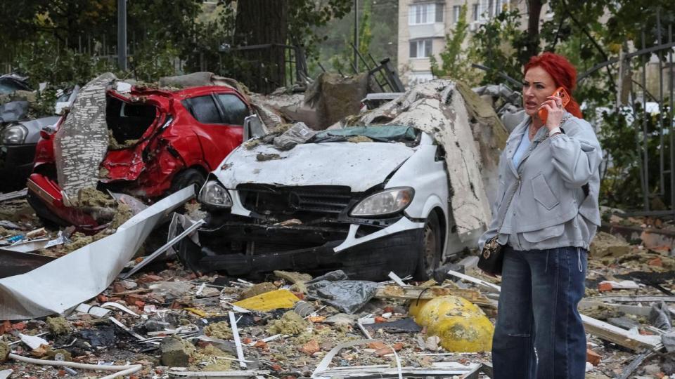 En russisk jetdrone har ødelagt både biler og beskadiget en bygning med flere lejligheder i Kyiv. Efter forsøget i St. Petersborg på at finde en vej mod en fredsaftale angreb russerne igen flere ukrainske byer.