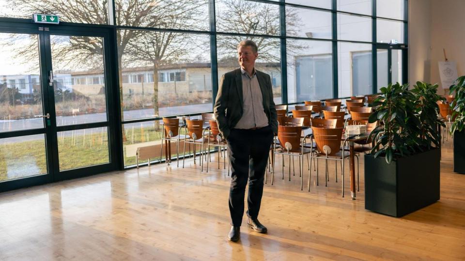 Børsnotering bliver ofte omtalt som bøvl, kvartalskapitalisme og kortsigtede ejere. Efter halvandet år som adm. direktør på børs ser jeg det omvendt: Jeg har aldrig haft så krævende og så ærlige modspillere – det bliver virksomheden bedre af, skriver Henrik Mørck Mogensen.