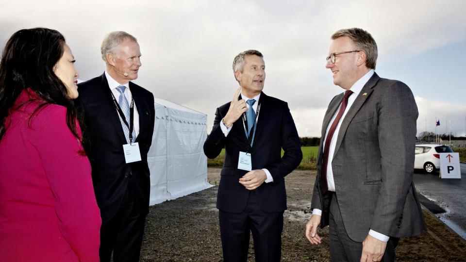 I 2022 godkendte bestyrelsen og formand for Topsoe Holding, Jakob Topsøe (tredje fra venstre), investeringen i fabrikken i Herning – den største i virksomhedens historie. Adm. direktør Roeland Baan (t.v.) tog sammen med formanden og Amy Chiang, chef for sustainability og external affairs i Topsoe, imod erhvervsminister Morten Bødskov (S) (t.h.).