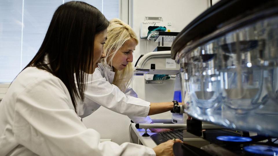 Danmark bør fastholde og løfte ambitionsniveauet i forskningspolitikken. Det gælder både de offentlige investeringer og rammerne for private investeringer.