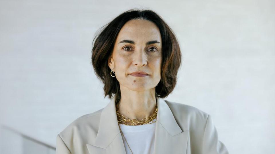 1. januar overtog spanskfødte Berta de Pablos-Barbier posten som adm. direktør i Pandora efter Alexander Lacik. 