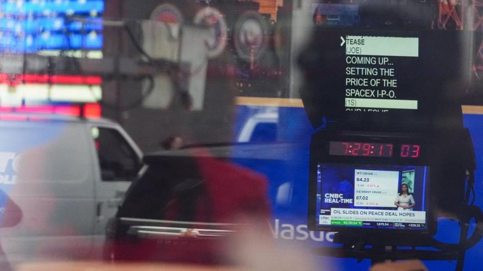 Teleprompteren viser optakten til Space X’ børsnotering fredag.