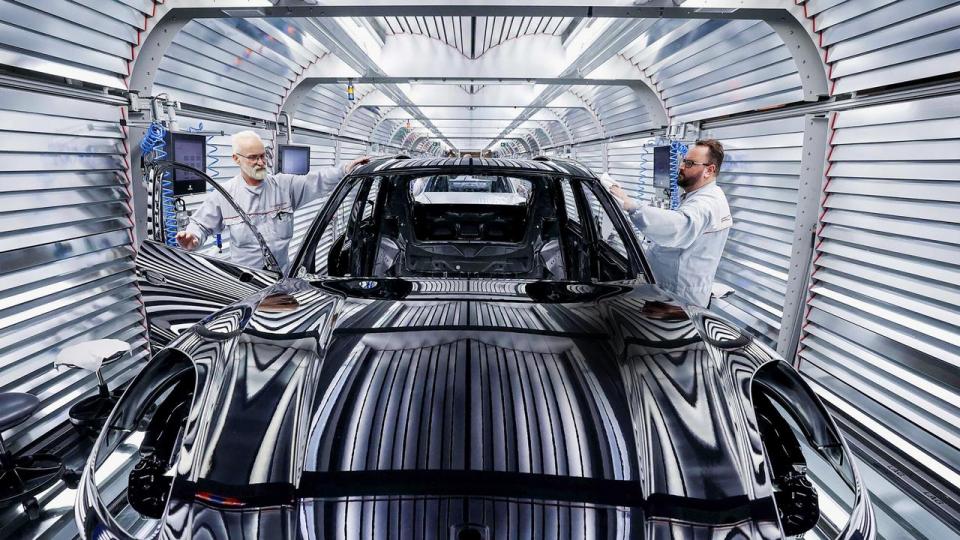 Gaspedal eller bremse til elektrificiering af markedets dyreste biler?