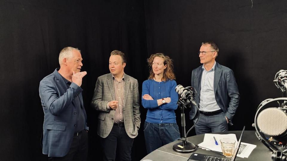 Tune Hein (t.v.), ledelsesekspert, tidligere ansat i Novo Nordisk og forfatter til “Inside Wegovy”, peger i “Børsen Investor”-podcasten på en opsplitning af Novo Nordisk for at løse selskabets krise. I studiet med investorredaktør Simon Kirketerp, journalist og vært Gro Høyer Thielst og Claus Henrik Johansen, adm. direktør i Global Health Invest.
