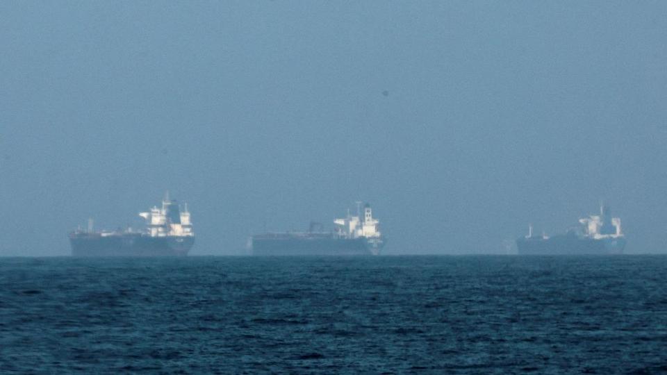 Skibstrafikken gennem det strategisk vigtige Hormuzstrædet har været kraftigt reduceret, siden konflikten mellem Iran, USA og Israel brød ud.
