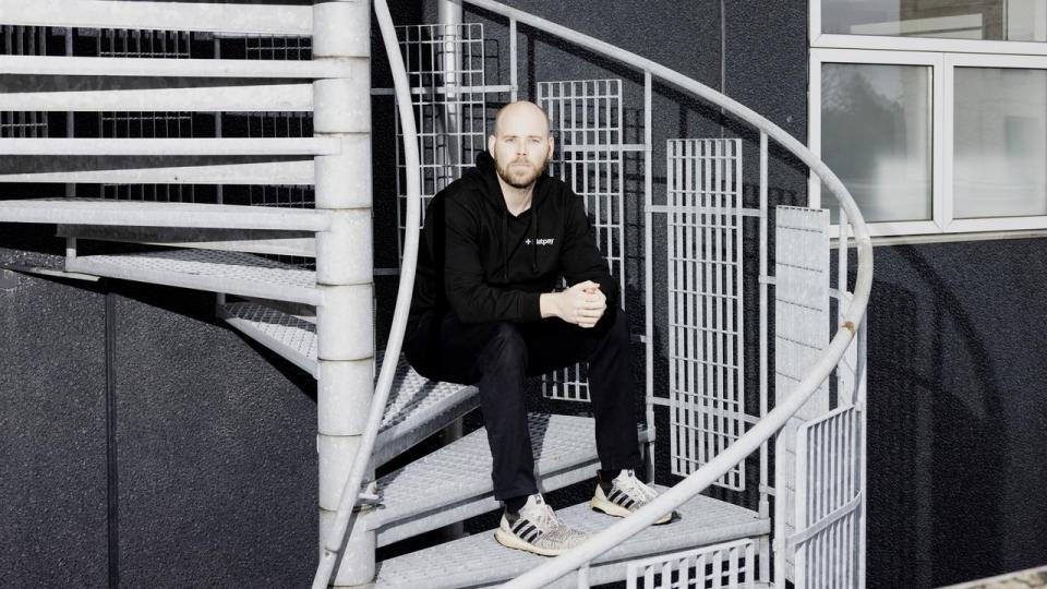 Sander Janca-Jensen var med til at stifte Flatpay i 2022, som nu vokser med 400 pct. årligt i omsætningen og sigter mod 10.000 ansatte.