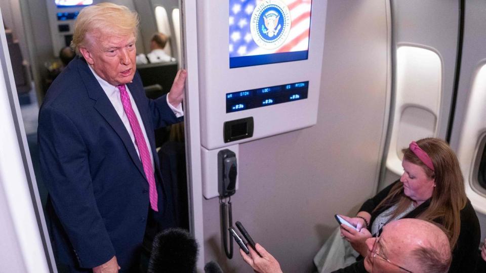 Donald Trump siger mandag, at han foretrækker at tage den iranske olie og måske vil beordre en invasion af øen Kharg.