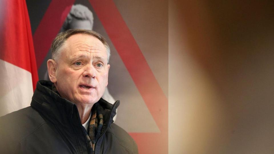 Canadas forsvarsminister, David McGuinty, bekræfter, at branden har medført dødsfald.