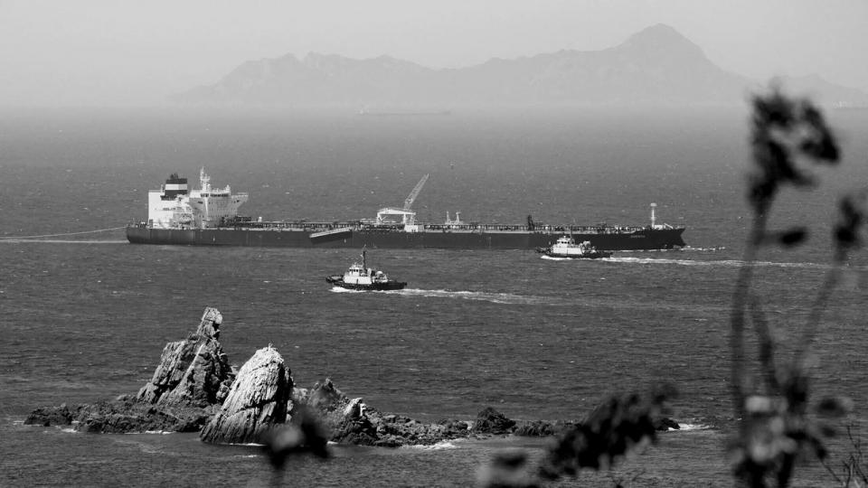 Slæbebåde hjælper tankskibet Odessa, der sejler med olie fra UAE, gennem Hormuzstrædet på vej til Sydkorea. Skibet er et af de meget få skibe, der har fået lov til at sejle gennem Hormuzstrædet, der kontrolleres af det islamiske styre i Teheran.