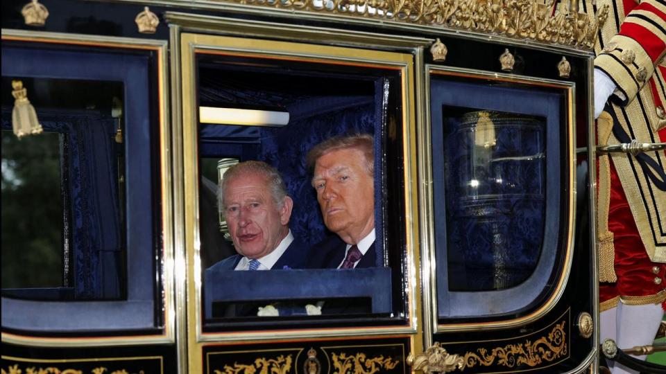 Kong Charles havde besøg af præsident Trump i efteråret 2025. Nu kommer han på returbesøg i staterne på et tidspunkt, hvor forholdet er udfordret på flere fronter.