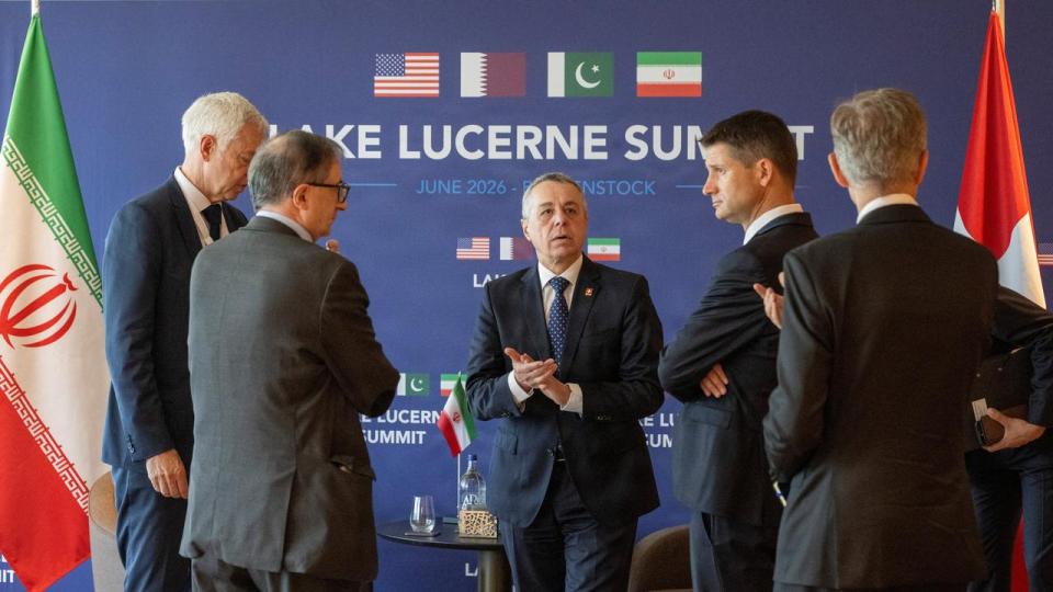 Det schweiziske forbundsråd, Ignazio Cassis (i midten), under bilaterale drøftelser med Iran på feriestedet Buergenstock i Obbuergen nær Luzern, Schweiz, søndag den 21. juni 2026.