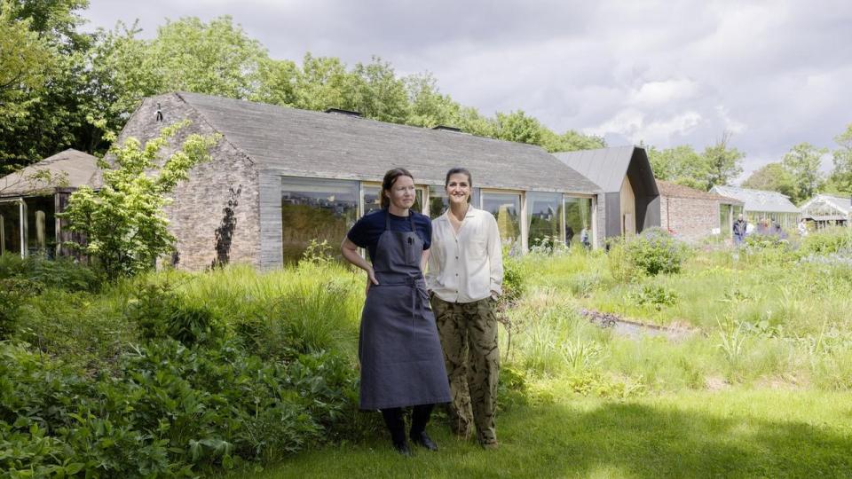 Kreativ køkkenchef Mette Søberg (tv) og Annika de Las Heras er ny adm. direktør hos Noma, der genåbner til august.
