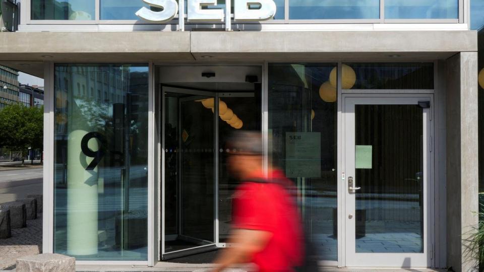 Den svenske storbank SEB har tjent væsentligt flere penge, end analytikerne havde regnet med.