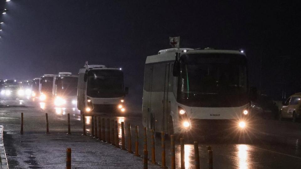 Beboere i den russiskkontrollerede, ukrainske by Olesjky ses her blive fragtet i en konvoj af busser til Krim-halvøen.