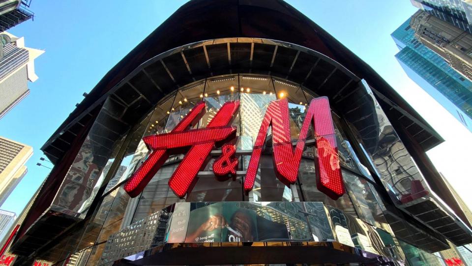 Den svenske modekæmpe Hennes & Mauritz (H&M) havde faldende omsætning i sit andet kvartal, hvor driften til gengæld voksede pænt, hvis man fraregner en stor engangspost relateret til organisatoriske ændringer i koncernen.