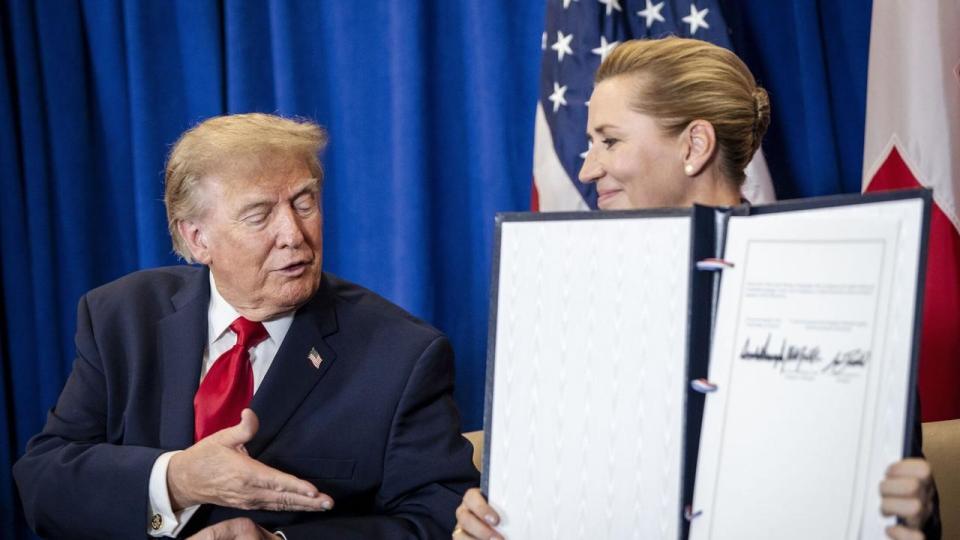 Statsminister Mette Frederiksen og USAs præsident, Donald Trump, ses under underskriftsceremoni i FN-bygningen i New York tirsdag.