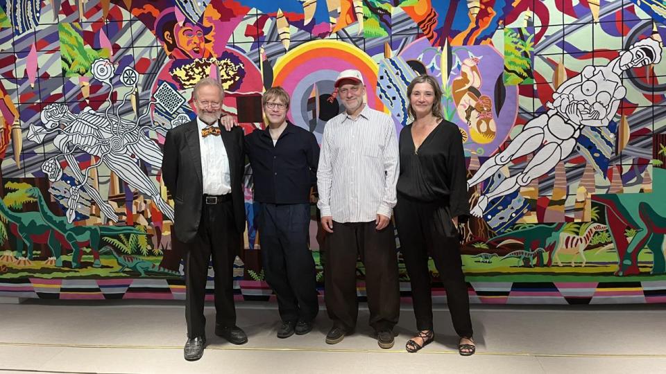 De fire danske kunstnere foran Bjørn Nørgaards gobelin i Paris. Fra venstre: Bjørn Nørgaard, Alexander Tovborg, Tal R og Kirstine Roepstorff.