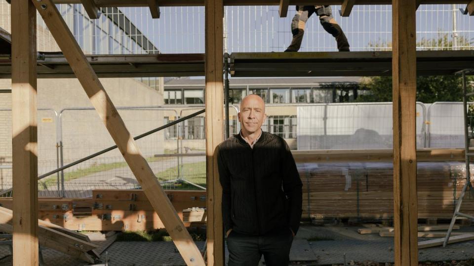 I Hvidovre er håndværkerne ved at færdiggøre et nyt fælles værksted, som eleverne, spejderne og lokale foreninger skal bruge. Bygningen er et af 150 mødesteder under Realdanias jubilæumsprojekt “Vores Sted”. Her ses Rasmus Rune Nielsen, sekretariatschef i Realdania.