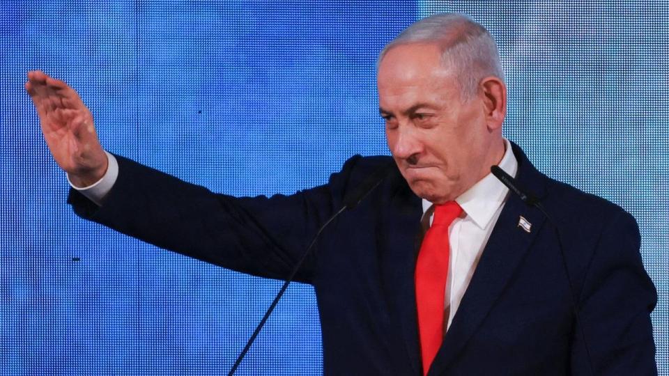 Premierminister Benjamin Netanyahus parti ser ud til at blive størst ved tirsdagens valg i Israel. Der er ifølge valgstedsmålinger dødt løb mellem de to blokke, og Netanyahu vil ikke gøre sig afhængig af støtte fra de arabiske partier udenfor blokkene.