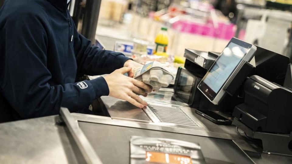 Regeringens plan om at sænke momsen på fødevarer og fjerne den helt fra frugt og grønt skal gøre det billigere for danskerne at handle ind.