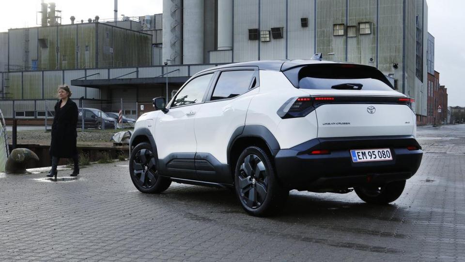 Den nye Toyota fås som noget usædvanligt i klassen med firehjulstræk til en beskeden merpris på 15.000 kr. Det går lidt ud over forbruget.