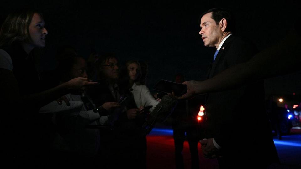 Den amerikanske udenrigsminister, Marco Rubio, taler med journalister, før han flyver fra Joint Base Andrews i den amerikanske delstat Maryland søndag.