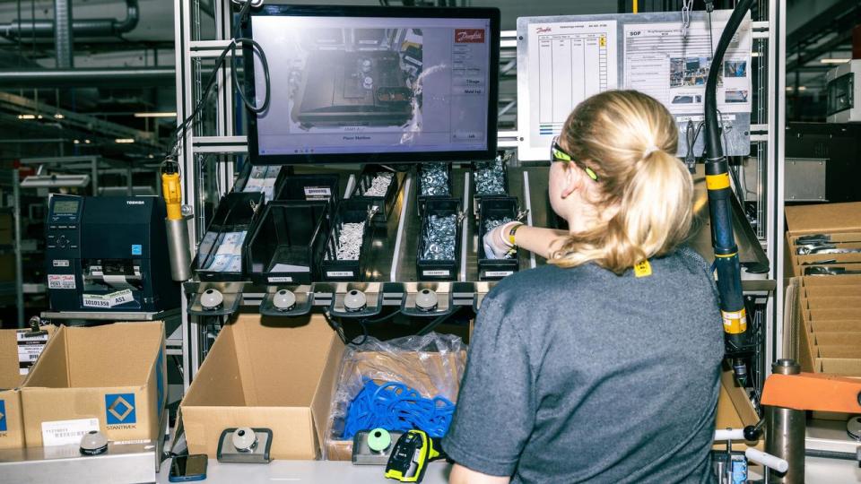 Når Danmark er blevet mere velstående, skyldes det i høj grad, at hver arbejdstime skaber mere værdi end tidligere. Det er sket gennem ny teknologi, bedre organisering og innovation.