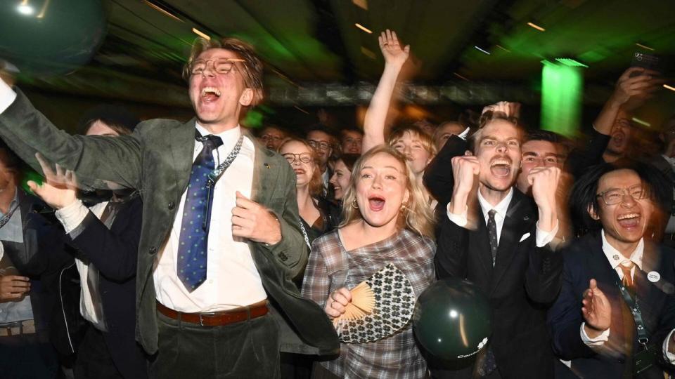 Centerpartiets fans jublede på valgaftenen søndag. Midterpartiet står til 25 mandater og en central position som kongemager. 