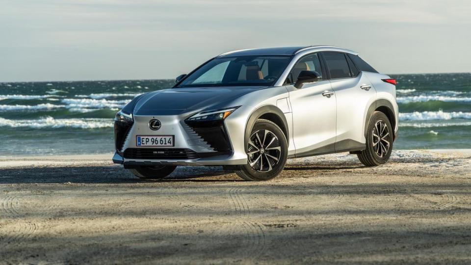 Metalfarven Sonic Platinum (billedet) er standard. Andre farver koster fra 11.500 kr. Lexus tilbyder finansiering med 0 pct. i variabel rente via Lexus Financial Services ved 20 pct. i udbetaling.