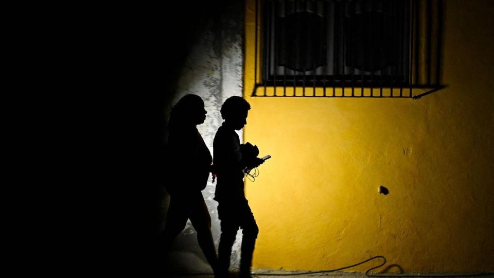 Mørket har lagt sig over den cubanske hovedstad Havana, der senest blev ramt af et tyve timer langt totalt nedbrud af landets elforsyning.